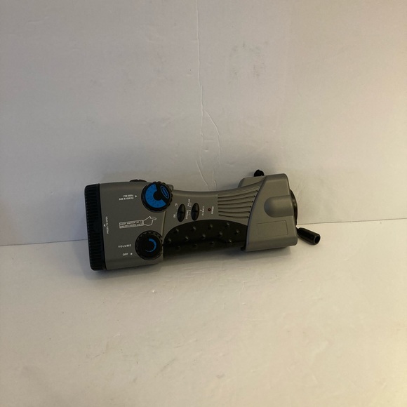 Avon Vintage SOLAR /HAND CRANK RADIO FLASHLIGHT - Picture 1 of 8